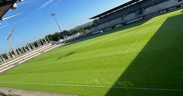 Un coup de fouet rapide pour le terrain de football du SV Elversberg avec TURFORTE® BOOST Thumb